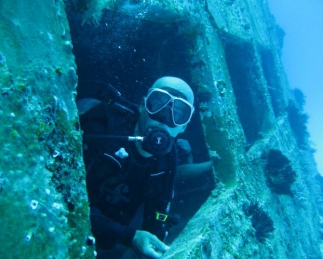 Barcos sumergidos en el mar